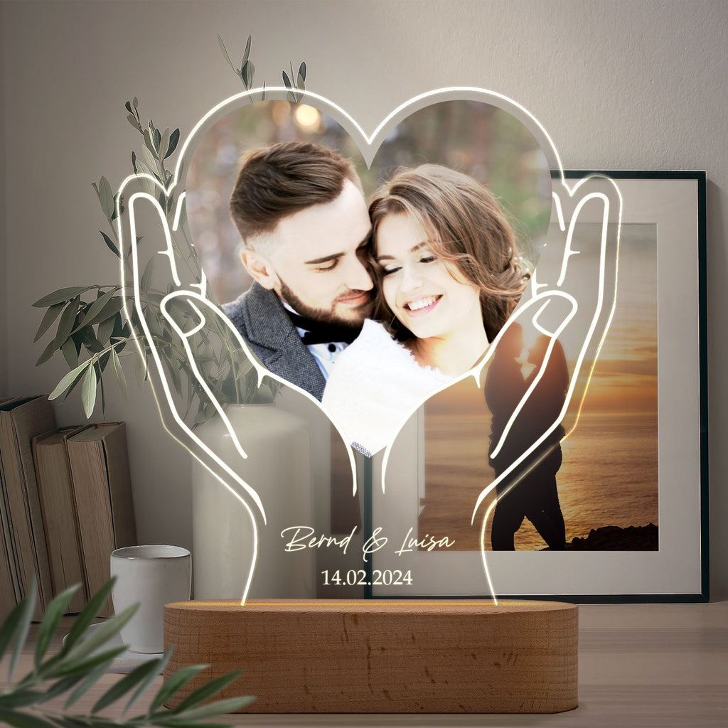 Beleuchtetes LED Acrylglas mit Foto, Namen & Datum - Herz in Händen