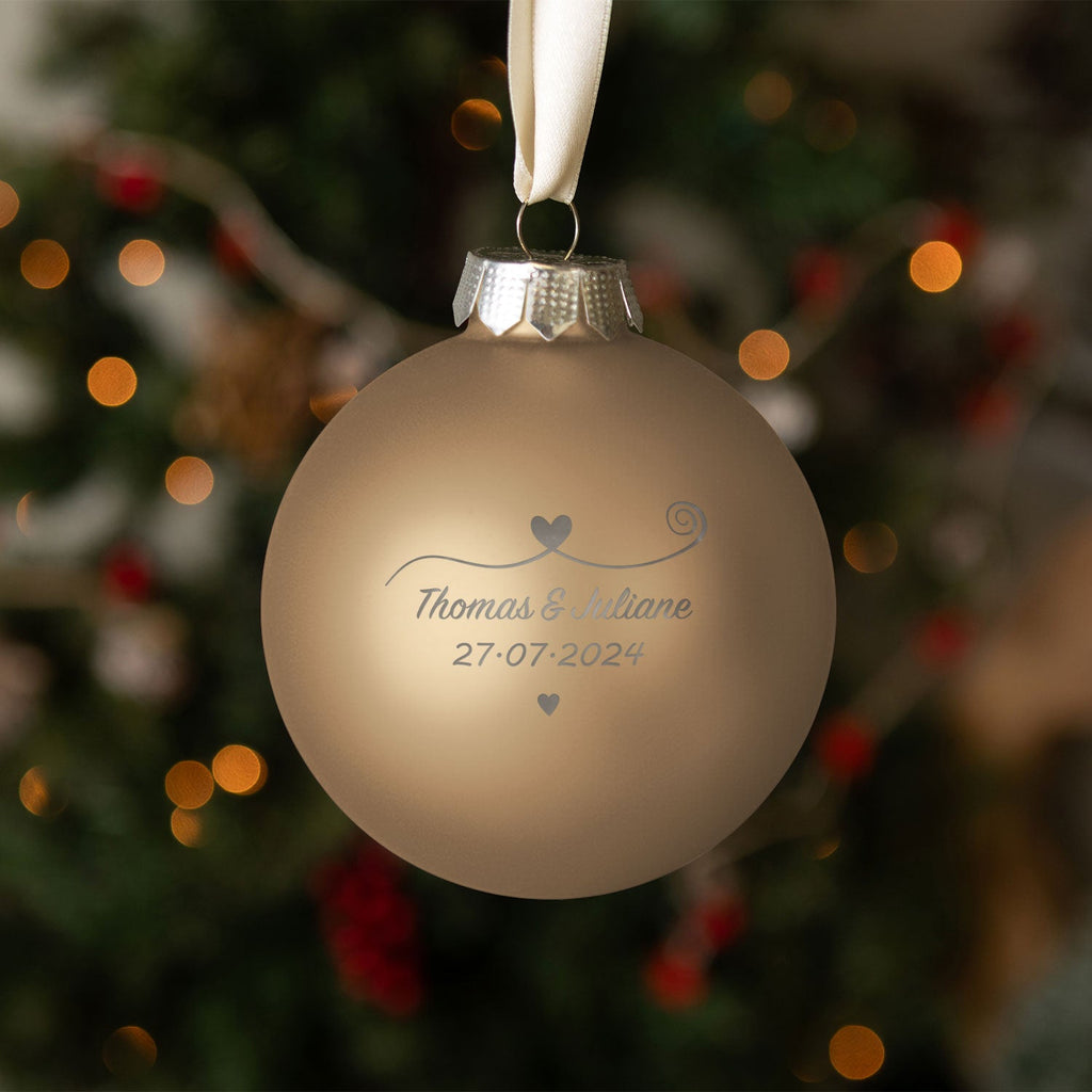 Gravierte Weihnachtskugel - Paar verliebt