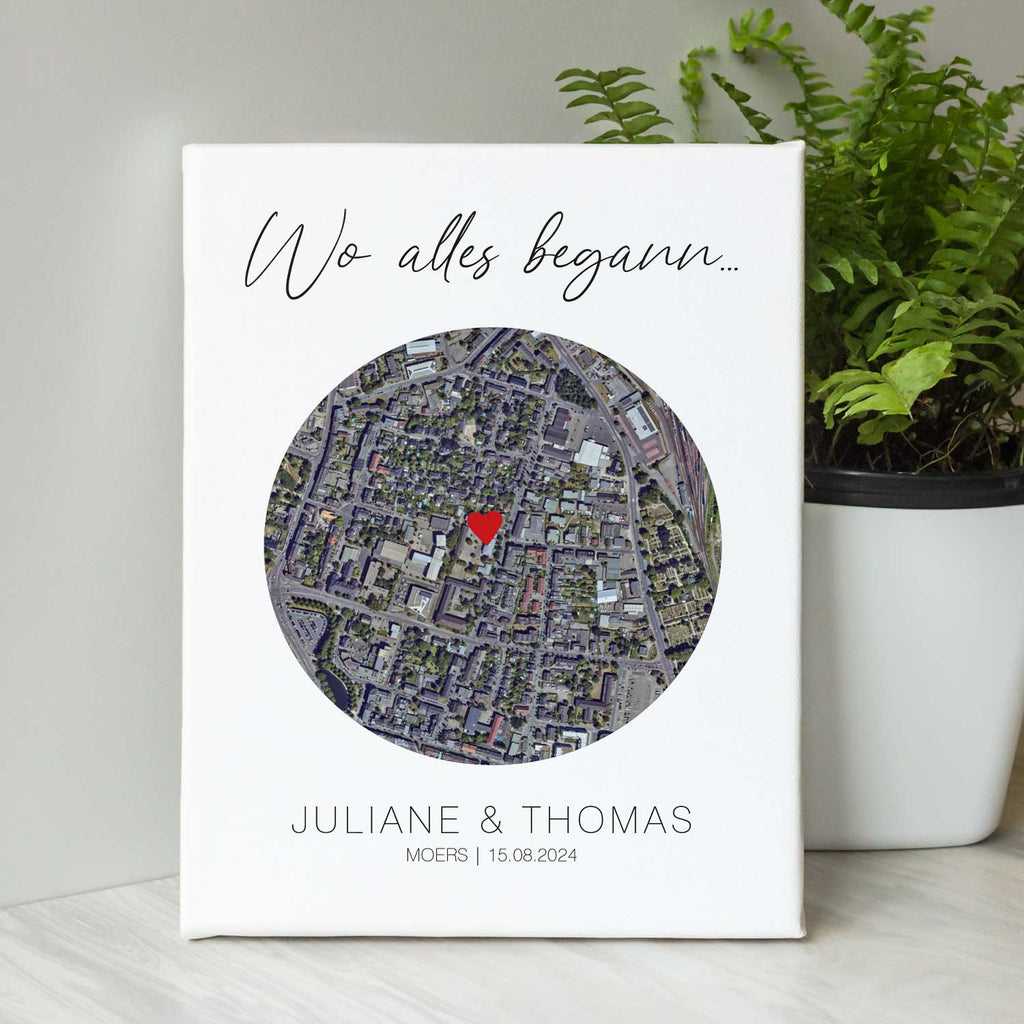 Leinwand mit dem Motiv "Wo alles begann" - Personalisiertes Geschenk mit Wunschort