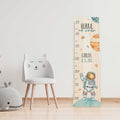Messlatte mit Namen für Kinder im Astronaut Design