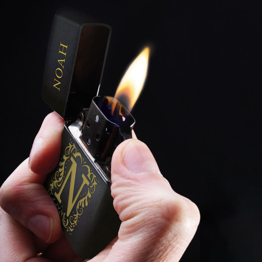 GRAVURZEILE x ZIPPO Personalisiertes Sturmfeuerzeug - Initalen - Windfest und Langlebig - Nachfüllbar
