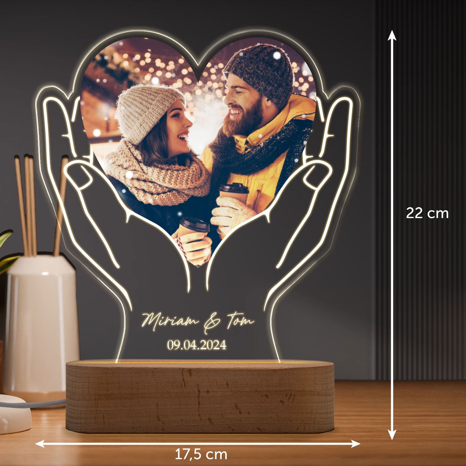 Beleuchtetes LED Acrylglas mit Foto, Namen & Datum - Herz in Händen