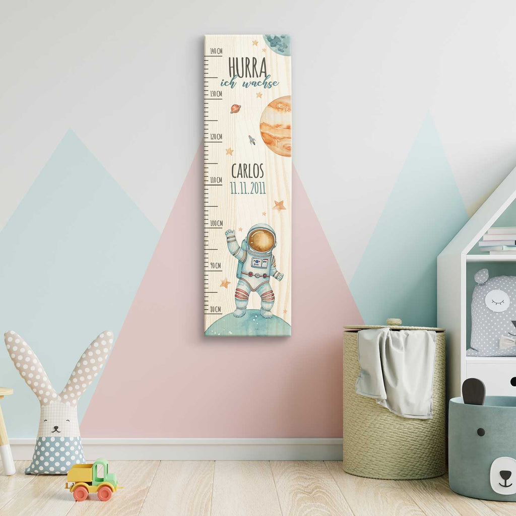 Messlatte mit Namen für Kinder im Astronaut Design