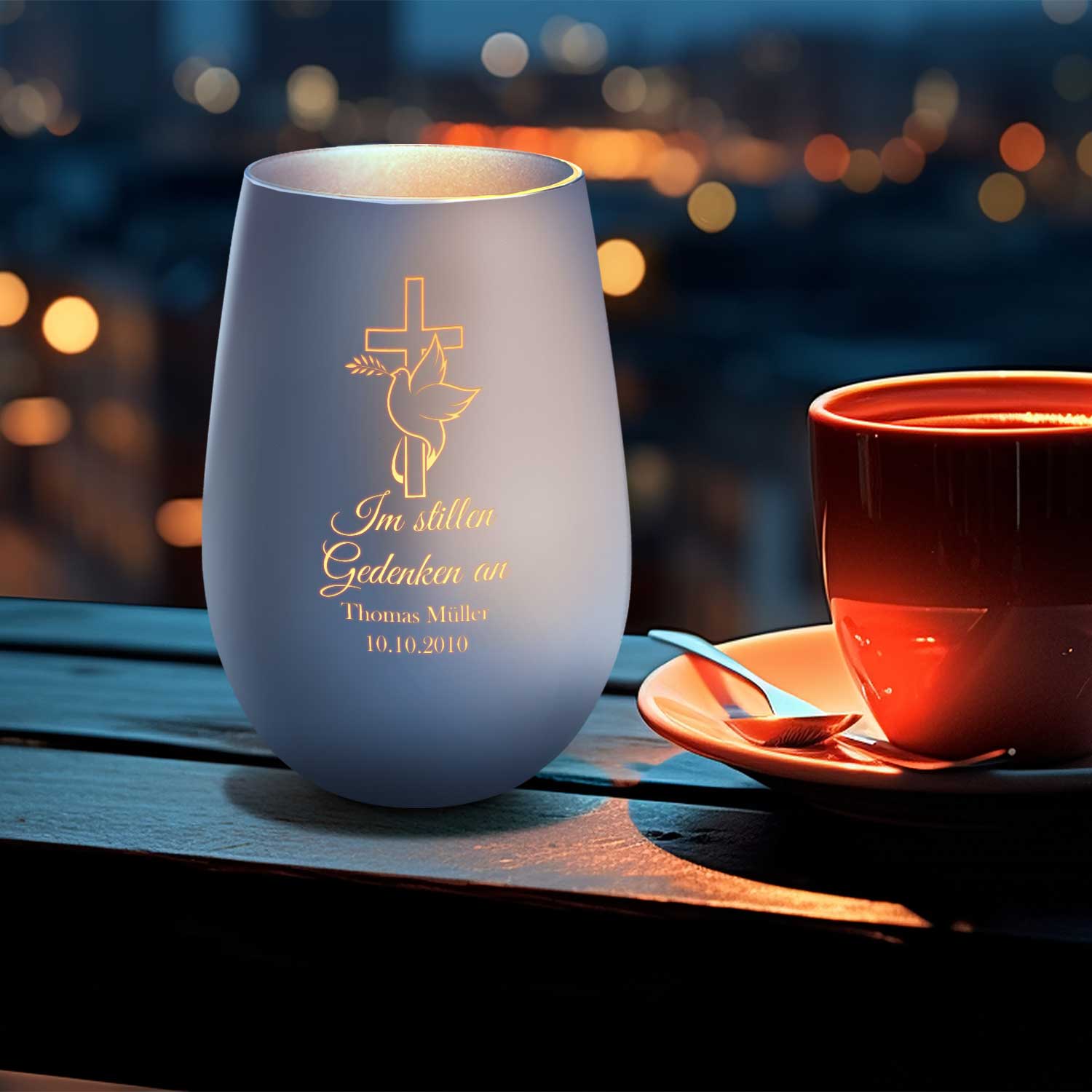 Deko Windlicht aus Glas mit Gravur - Im Stillen Gedenken - Personalisiert mit Namen & Datum - Trauer
