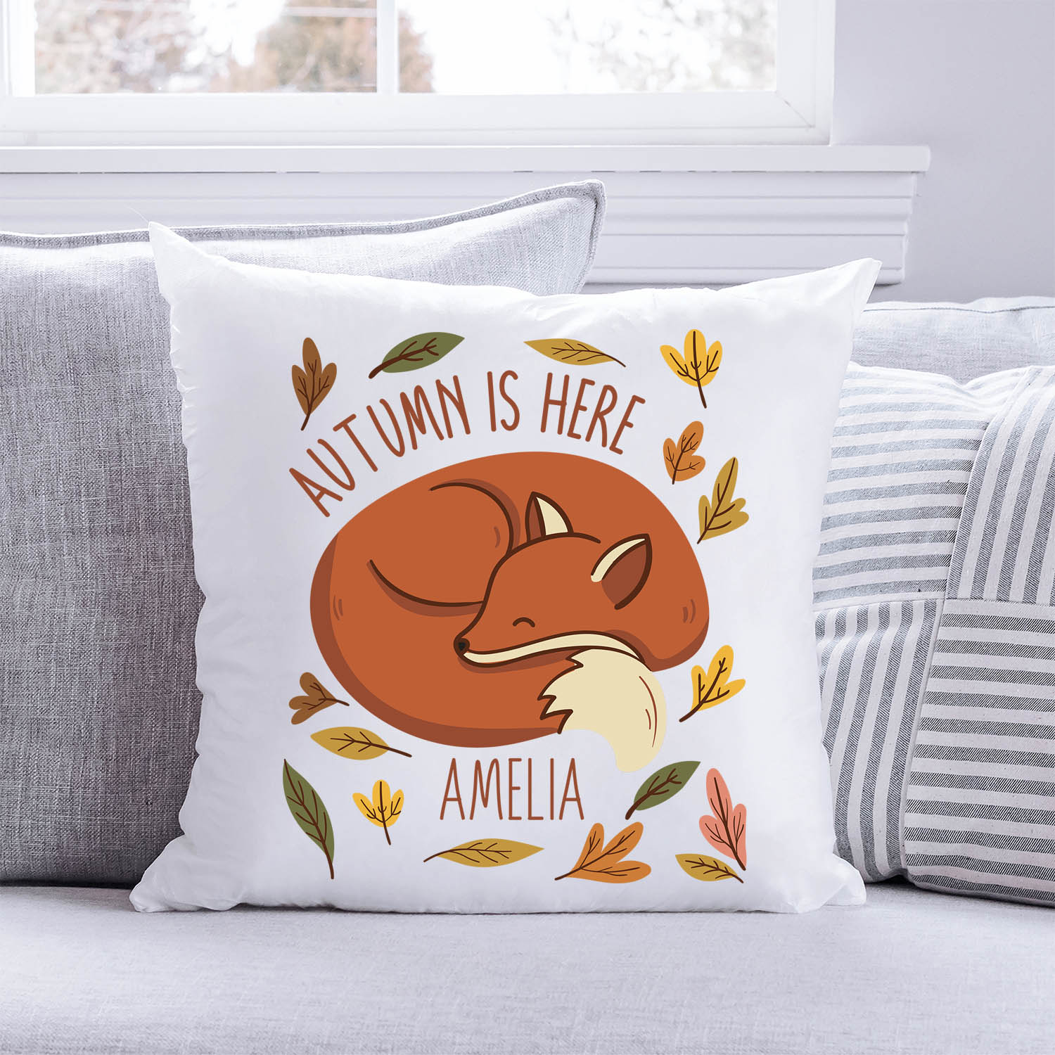 Bedrucktes Kissen mit Spruch Autumn is here mit Wunschname