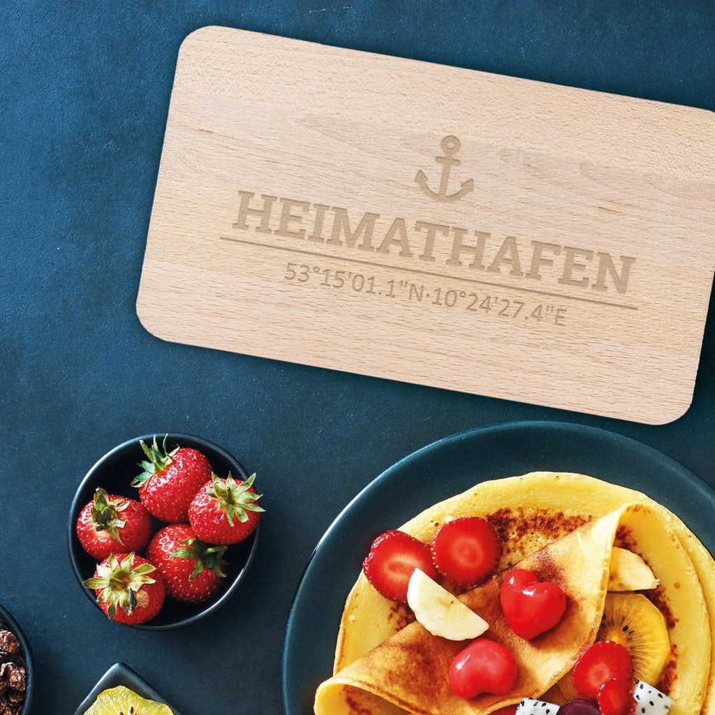 Frühstücksbrettchen "Heimathafen" mit Koordinaten-Gravur