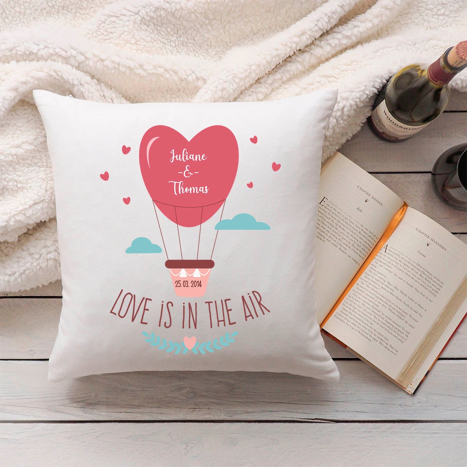 Bedrucktes Kissen mit Motiv Love is in the air