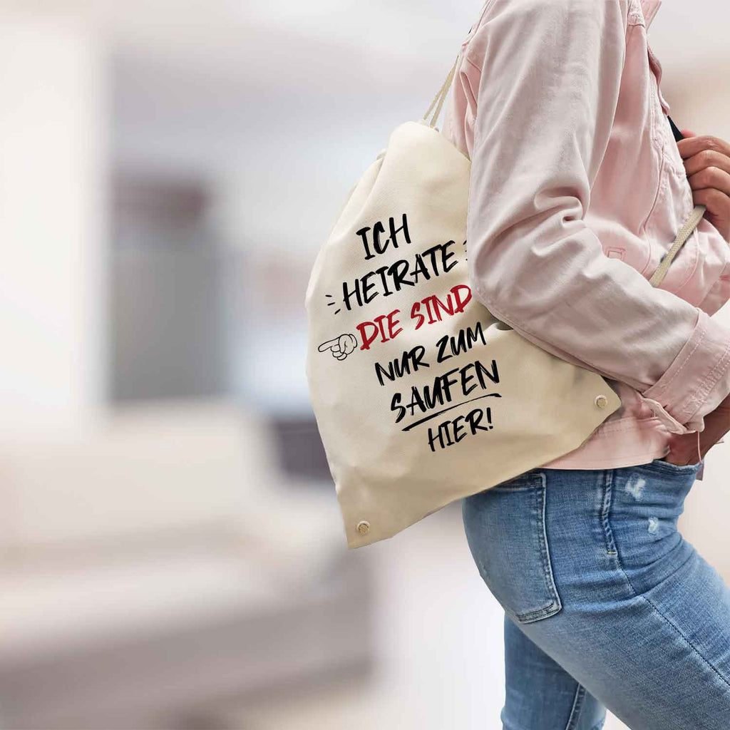 Bedruckter Turnbeutel mit Spruch Die sind nur zum saufen hier