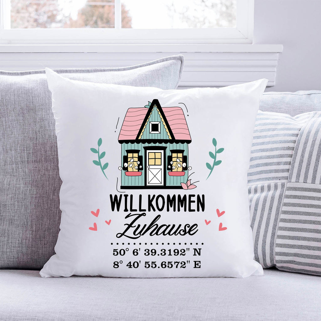 Bedrucktes Kissen mit Motiv Willkommen Zuhause mit Koordinaten