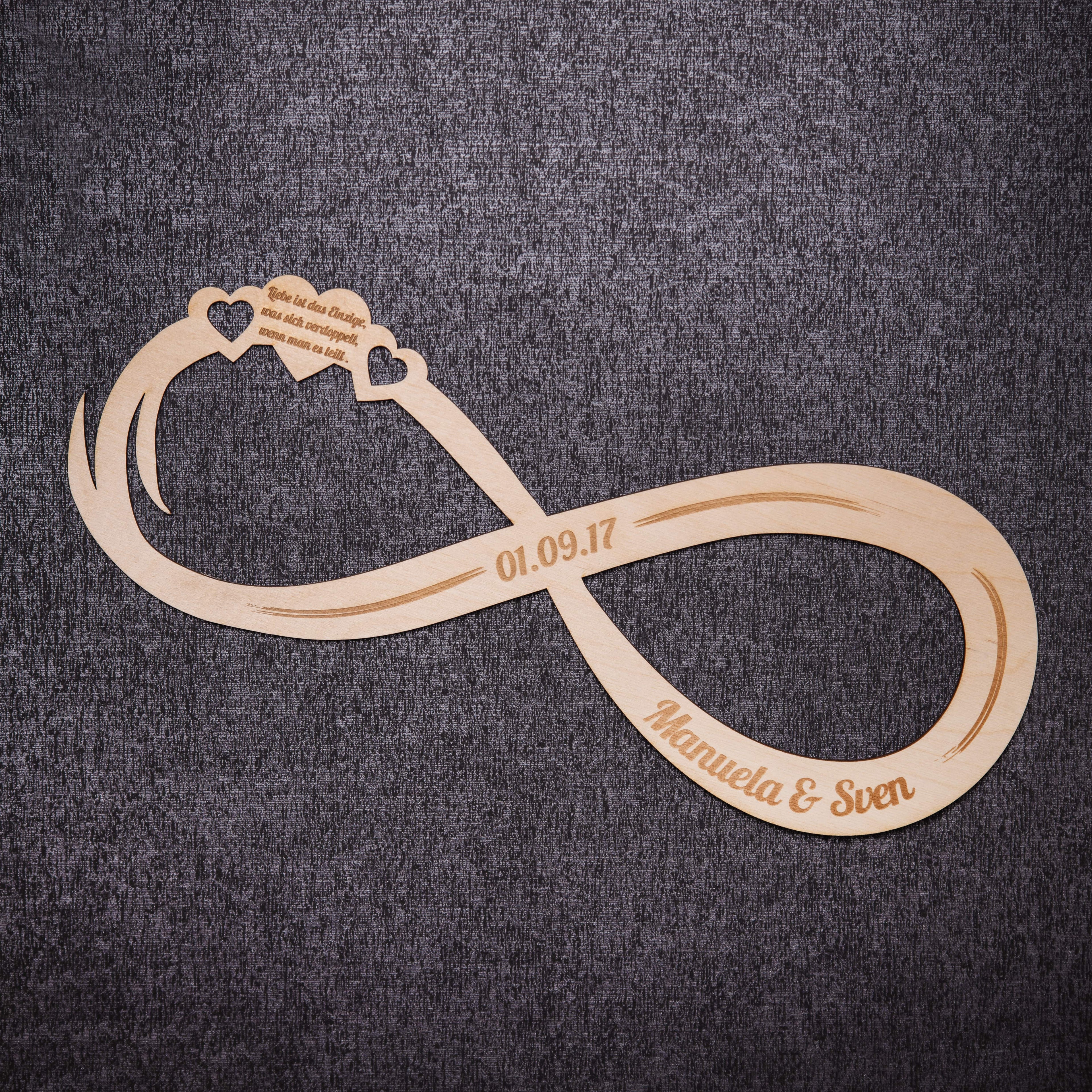 Graviertes Unendlichkeitszeichen "Hochzeit" aus Holz mit Namen & Datum