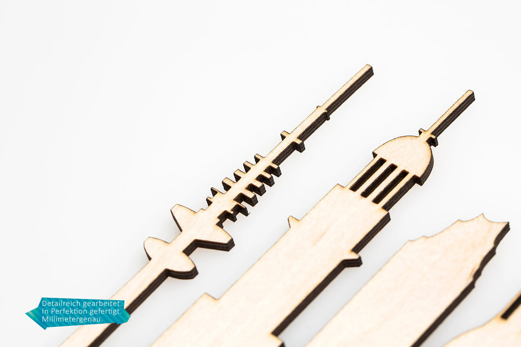 Wanduhr aus Holz Skyline Düsseldorf