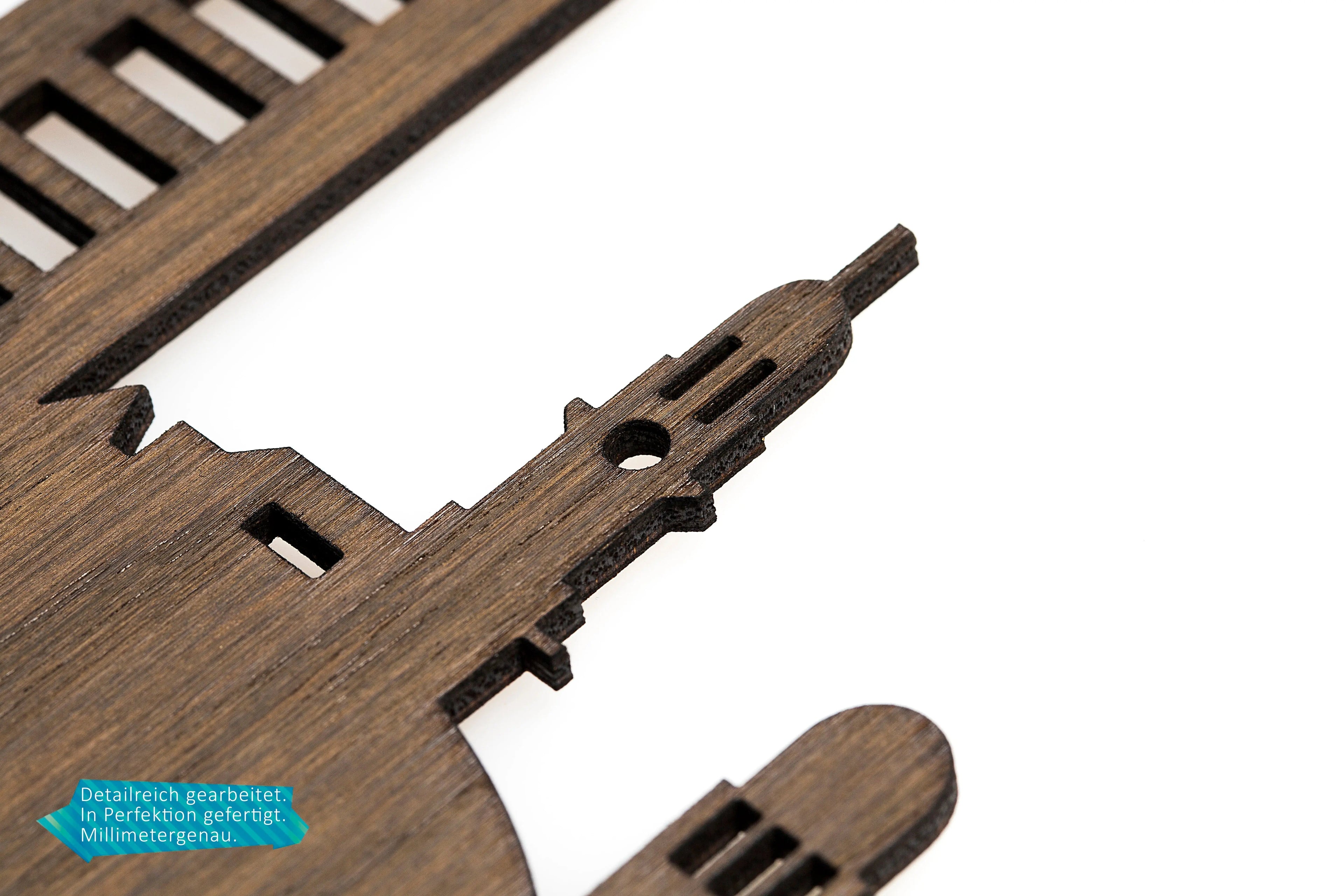 Wanduhr aus Holz Skyline Leipzig